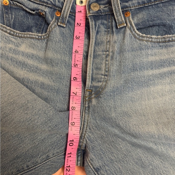 Levi’s Wedgie Straight Light Wash Distressed Jeans - women’s 27 - Picture 7 of 11